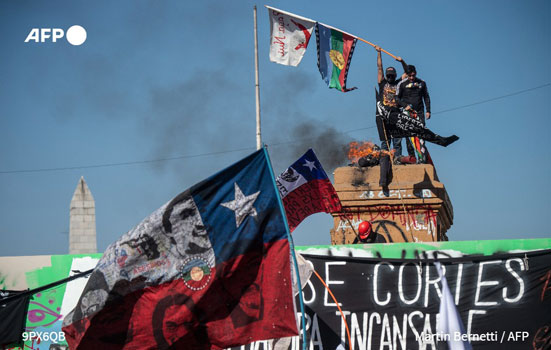 Masivas manifestaciones a dos años de revuelta social en Chile terminan con incidentes violentos