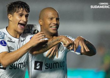 Con uno menos y en el descuento, Santos vence 2-1 a Libertad en cuartos de Sudamericana