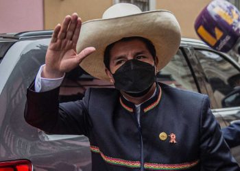 Castillo jura como presidente de Perú entre esperanzas y temores