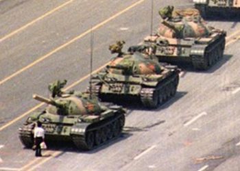Famosa foto de hombre resistiendo a tanques en plaza Tiananmen desaparece de motor de búsqueda de Microsoft