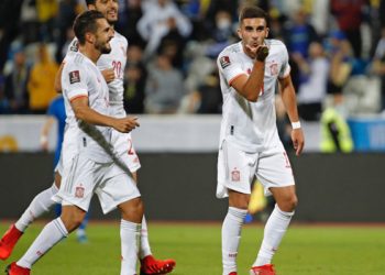 España gana 2-0 en Kosovo y sigue líder de su grupo de clasificación para el Mundial