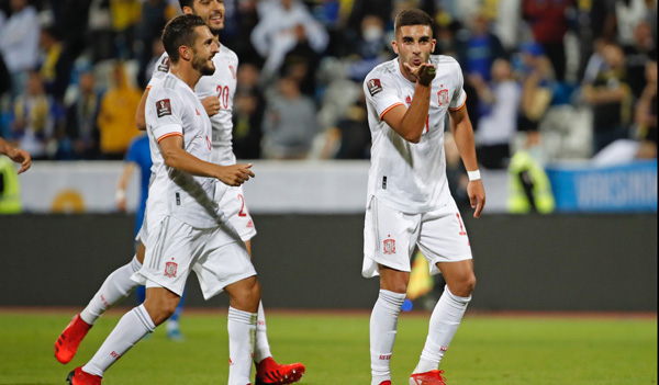 España gana 2-0 en Kosovo y sigue líder de su grupo de clasificación para el Mundial