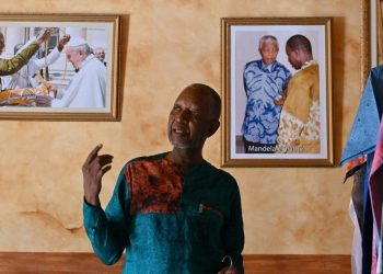 Curanderos sudafricanos digitalizan sus rituales debido al COVID-19