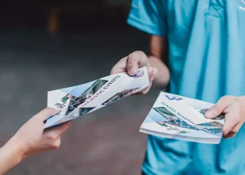 Derechos Humanos advierte sobre estafas a través de volantes. Foto referencial rf.com