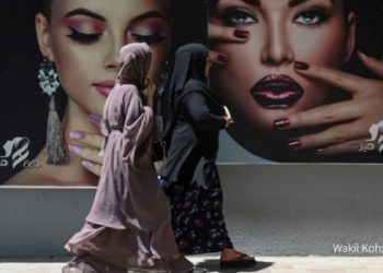 La imagen de la mujer desaparece en las calles de Kabul