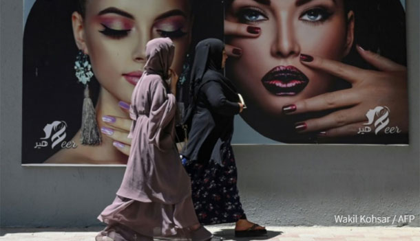 La imagen de la mujer desaparece en las calles de Kabul