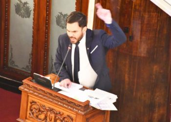 En sesión tensa y con golpes, Del Castillo desafía a la oposición a apoyar un juicio a Áñez