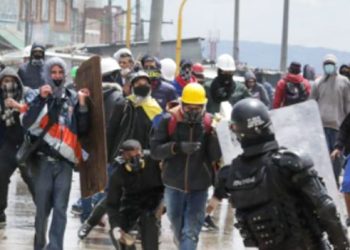 Nueva jornada de protesta contra el gobierno colombiano deja un manifestante muerto