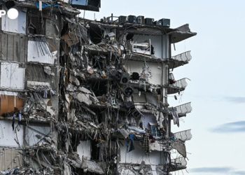 La angustiosa espera de familiares de desaparecidos en el derrumbe de un edificio cerca de Miami