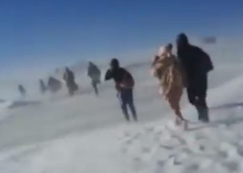 Rescatan a 24 migrantes bolivianos de una tormenta de nieve en la frontera boliviano-chilena