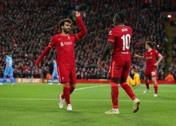 El Liverpool sella su billete a octavos y complica al Atlético