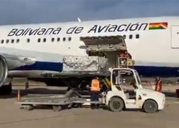 Llegan a Bolivia 400.000 vacunas Sputnik V y Arce pide ‘pisar el acelerador’ en la vacunación