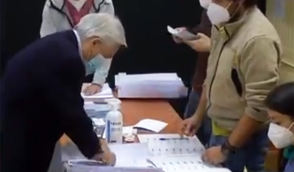 Los chilenos empiezan a elegir a los redactores de su nueva Constitución
