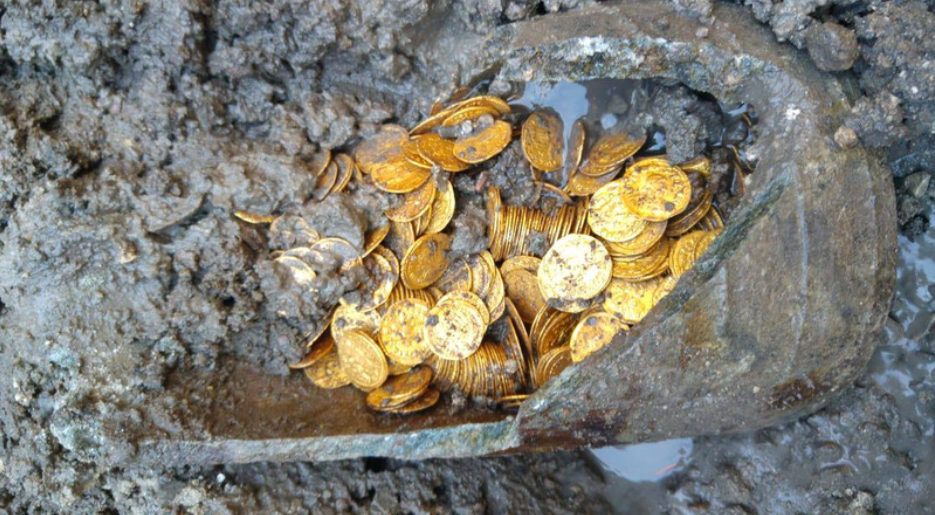 Descubren cientos de monedas de oro en la renovación de una mansión en Francia