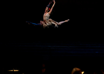 El principal teatro de Santiago reabre para la última función de su bailarina estrella