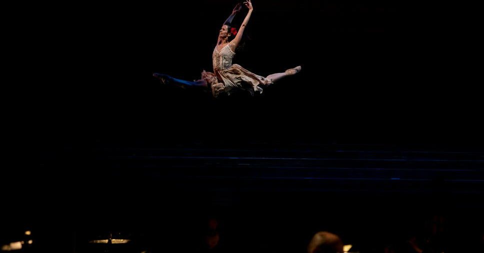 El principal teatro de Santiago reabre para la última función de su bailarina estrella
