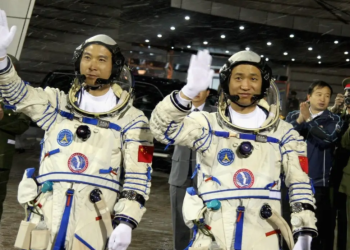 Astronautas chinos culminan misión récord de tres meses en el espacio