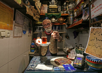 Una taza de té con historia en el corazón de Teherán