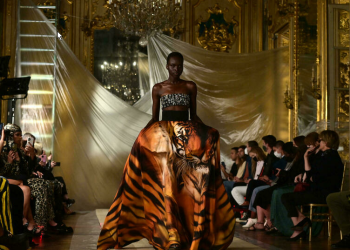 Versace y Fendi juntos en la Fashionweek de Milán, donde regresó la minifalda