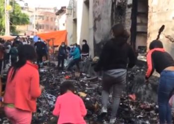 Al menos seis casetas y una florería consume un incendio al lado de la Iglesia de la Virgen de Urkupiña