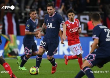 París SG gana 2-0 en Reims con doblete de Mbappé en el debut de Messi