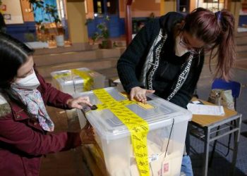 Más de 20% del electorado en Chile vota en primera jornada para cambiar Constitución
