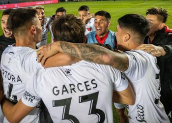 Colón goleó 3-0 a Racing y es campeón de la Copa de la Liga argentina de primera división