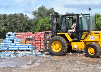 Aduana destruye más de 57,5 toneladas de contrabando y 12 autos indocumentados en Yacuiba