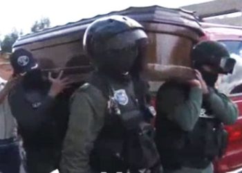 Ante sospecha de feminicidio, policías secuestran en un velorio féretro con el cuerpo de una mujer