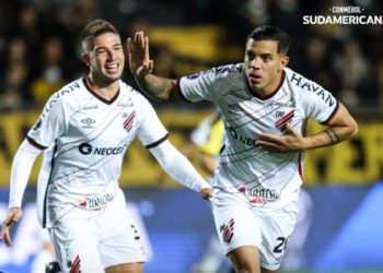 Paranaense con un pie en la final de Sudamericana tras vencer 2-1 a Peñarol