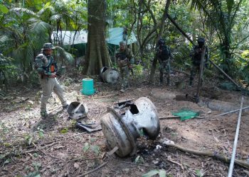 La fuerza antidroga destruyó tres laboratorios de cristalización de cocaína, dos pistas clandestinas y aprehendió a seis personas.