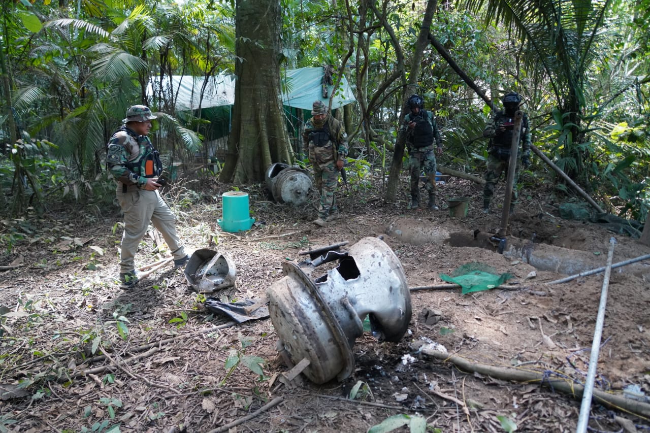 La fuerza antidroga destruyó tres laboratorios de cristalización de cocaína, dos pistas clandestinas y aprehendió a seis personas.
