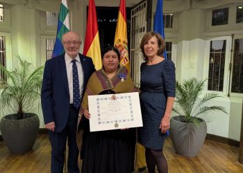 Elvira Espejo recibe la Cruz de Oficial de la Orden del Mérito Civil de España. FOTO: FCBCB