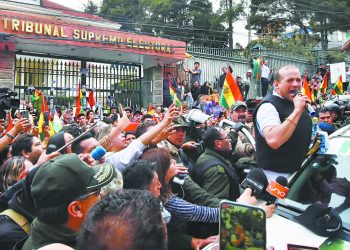 Cuando policías se cuadran a Camacho y militares también