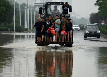 Balance de víctimas por inundaciones en China se triplica y supera 300 decesos