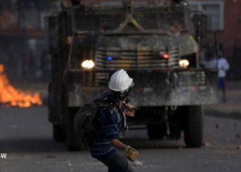 Suspenden a tres policías por agredir a periodistas durante protesta en Colombia