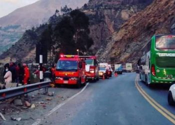 Al menos 32 muertos al caer autobús al abismo en ruta de Perú