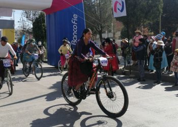 Carrera de cholitas en bicicletas congrega a 120 competidoras en El Alto