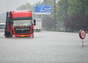 Doce muertos por lluvias torrenciales en China que amenazan con romper una represa