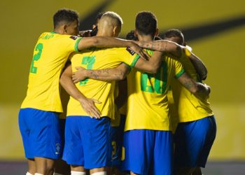 Brasil camina firme a Qatar pese a la tempestad afuera de la cancha