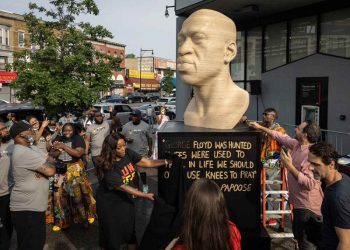 Pintan el nombre de un grupo neonazi en estatua de George Floyd en Nueva York