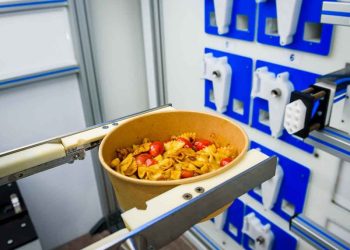 Robot de cocina en Riga prepara el futuro de la comida rápida