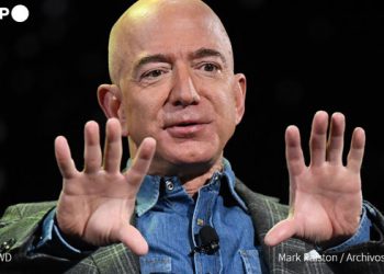 Jeff Bezos, la cabeza en el espacio pero los pies en la tierra