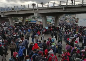 Guatemaltecos bloquean carretera para pedir renuncia del presidente Giammattei
