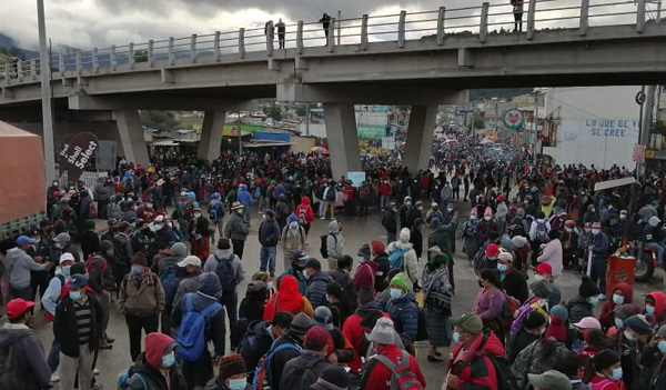 Guatemaltecos bloquean carretera para pedir renuncia del presidente Giammattei