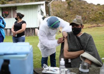 Colombia puede imponer restricciones a quienes no se vacunen, advierte ministro de Salud
