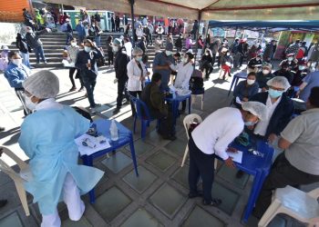 Inicia la ‘megavacunación’ en La Paz con afluencia de gente en los puntos de inoculación
