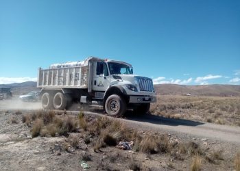 Los turriles con cemento asfáltico fueron hallados en un canchón, en el municipio de Pucarani.
