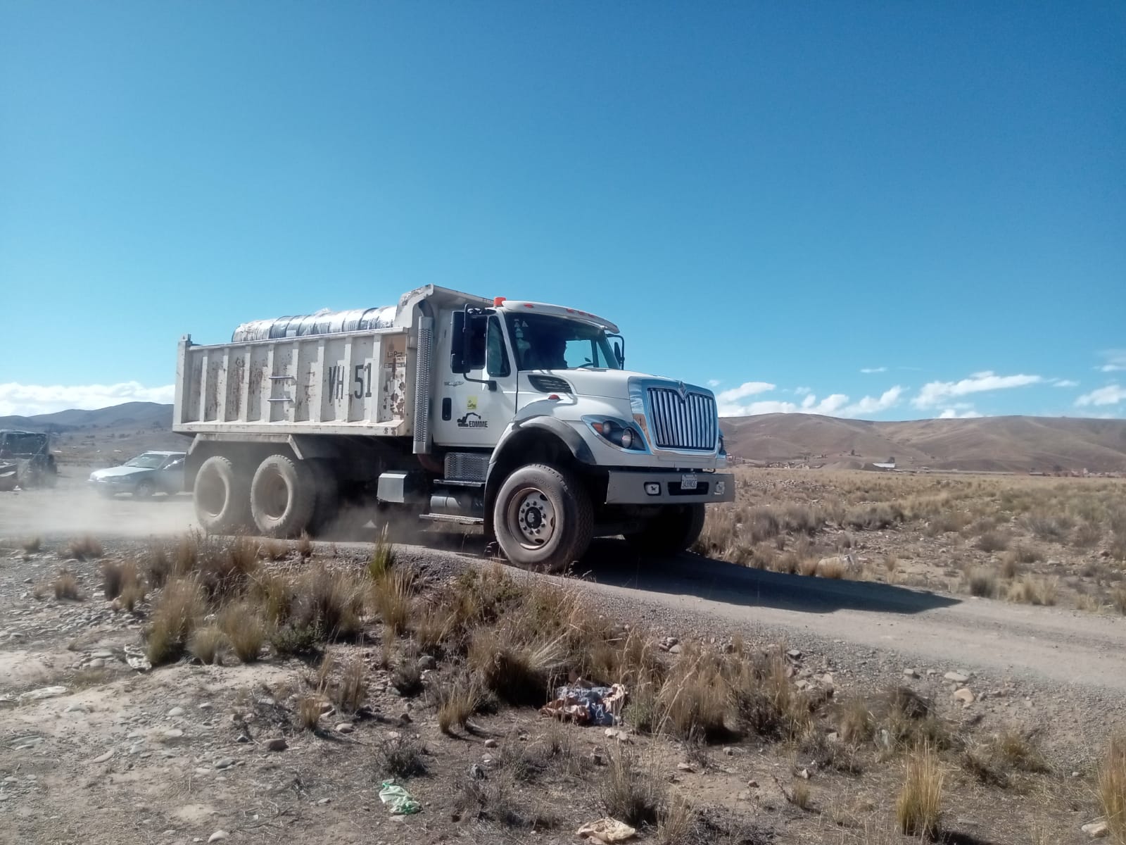 Los turriles con cemento asfáltico fueron hallados en un canchón, en el municipio de Pucarani.