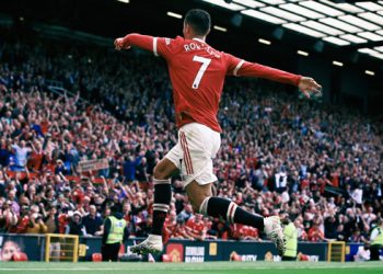 Cristiano Ronaldo marca pero el United cae en el descuento en Berna